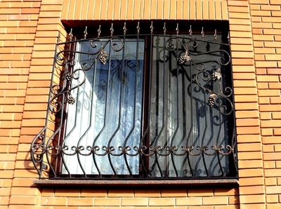 Дутая решетка с коваными элементами